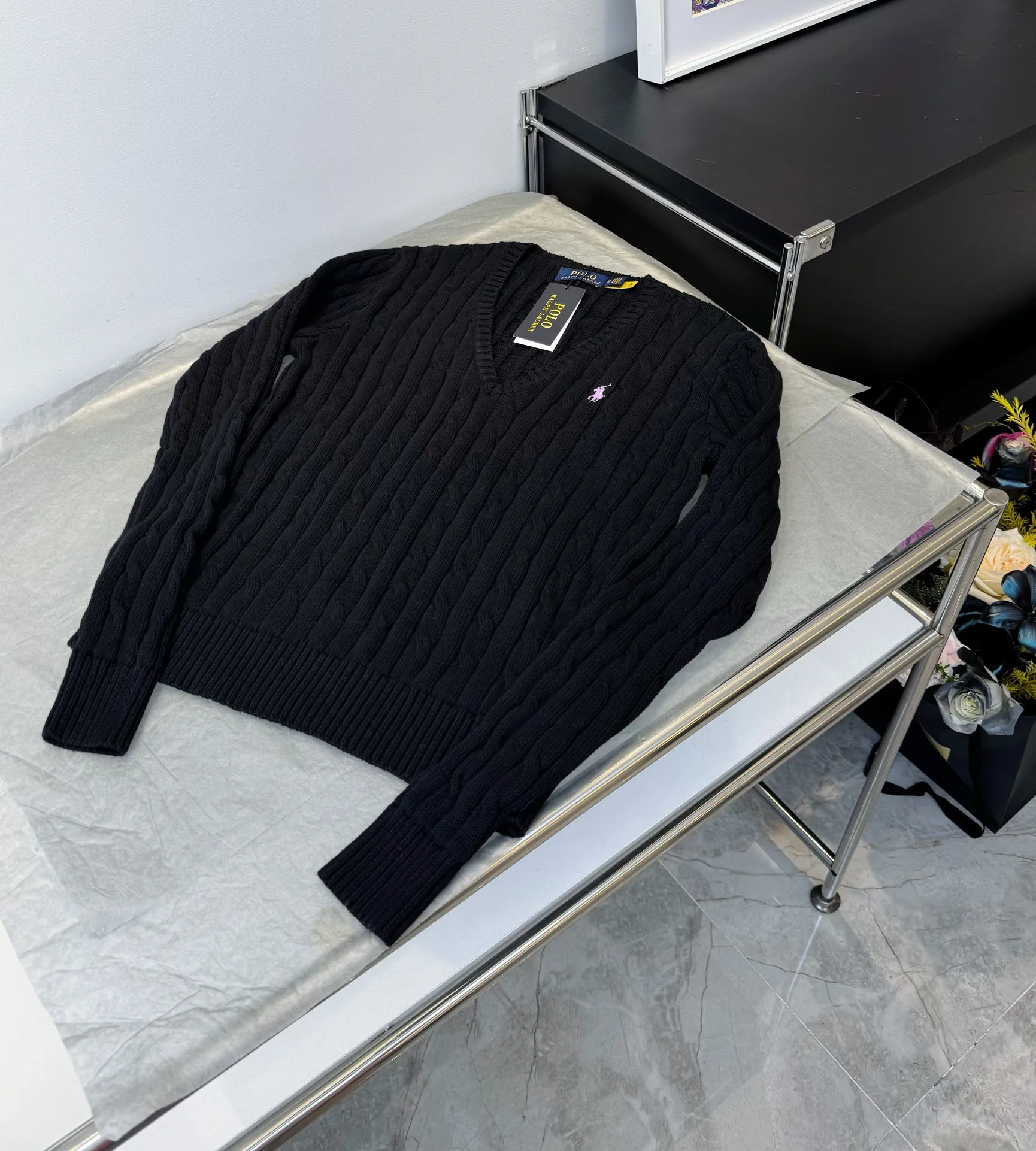 🅿️220 Style number: L04 (black) Ralph Lauren RL classic war horse logo embroidered cable pattern twist button V-neck knitted sweater on the chest, same style for men and women, 9 colors Color: beige, navy, black, chick yellow, sky blue, khaki, red, gray, purple Size: XSSML M Shoulder Width 36 Clothes Length 58 Bust 44 L Shoulder Width 37 Clothes Length 60 Bust 46 Soft and glutinous🧶🫶The style is a very classic cable sweater American retro college style Perfect hand comfort. It is a must-have item for spring, autumn and winter wardrobes. It looks great when worn alone or layered as an inner wear. High-density LOGO embroidery on the chest, and original customization of tag accessories. Made of pure cotton yarn 🧶 blended with wool, pure cotton is skin-friendly and comfortable, small label war horse embroidered twist turtleneck sweater 🐎 high quality. Follow the blogger to learn how to wear it! Let’s get a Ralph Lauren cable sweater. It’s a super hard-to-find series after it became popular. It’s hard to find one on the official website. It’s simple and practical to wear, with a lazy and loose feel. The thickened fabric has a more texture, soft and delicate feel, and a loose fit. Whether worn alone or layered, you can wear different styles of fashion with just one piece. ⚠️Contains wool products🦙 Pay attention to the washing method to avoid shrinkage